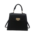 Elegante bolso de mano en cuero mate negro con cierre metálico dorado y asa superior - Negro