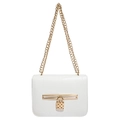 Bolso bandolera blanco con patrón de cocodrilo, cadena dorada y detalle de candado de corazón - Blanco