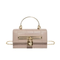 Sac carré beige à motif crocodile avec fermoir cœur doré et bandoulière chaîne - Kaki