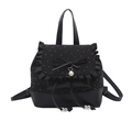 Schwarzer Rucksack mit Schleife, Perlenanhänger, Rüschenkante und Silbernieten - Schwarz