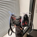 Punkige schwarze PU-Schultertasche mit Herzring, Sternnieten und Schleifenband-Details - Schwarz mit Rot