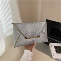 Elegante pochette a busta grigio argento con motivo serpente e bordo dorato - Argento