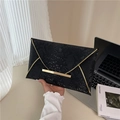 Elegante schwarze Clutch in Umschlagform mit Schlangenmuster und Goldrand für Damen - Schwarz