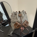 Schicke Canvas-Beuteltasche mit Kordelzug, braunem Lederbesatz und Ösentaschen-Design - Zementgrau