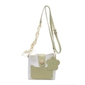 Bolso tipo cubo vintage bicolor crema y verde con colgante de flor y hebilla de madera - Con Colgante / Verde