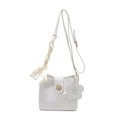 Bolso bombonera blanco minimalista con colgante de flor y detalle de pañuelo de seda - Con Colgante / Blanco