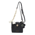 Bolso cubo negro clásico con correa de pañuelo de seda y detalle de dije de flor - Con Colgante / Negro