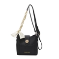 Sac à main noir en PU avec poignée foulard en soie crème et boucle en bois décorative - Sans pendentif / Noir