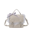 Borsa vintage crema con pizzo, fiocchi e nastro sul manico su sfondo bianco neutro - Borsa Singola / Bianco