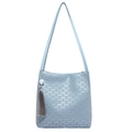 Hellblaue Shopper Tasche mit Logo-Muster und lila Quasten-Anhänger vor weißem Hintergrund - Blau