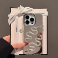 Dettaglio delle decorazioni a serpente in argento su cover per iPhone con effetto specchio - 7/8/SE 2020 / Serpente Argento Specchio