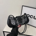 Sac sous l'aisselle à imprimé léopard avec patchwork noir et boucle en éclair - Noir