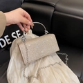 Pochette de soirée dorée champagne avec strass, poignée en métal et bandoulière - Doré