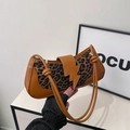 Sac à épaule léopard élégant avec rabat en forme d'éclair et garniture en cuir brun. - Marron Jaune
