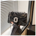 Détail du sac bandoulière à motif marbre noir avec fini brillant et boucle cristal - Noir