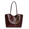 Borsa tote bordeaux in pelle lucida con ciondoli decorativi e spalline sottili da donna - con portachiavi / Rosso