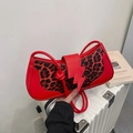 Rote Schultertasche mit Leopardenmuster-Einsätzen und modischer Blitz-Schnalle - Rot
