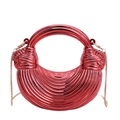 Rote metallische Handtasche in Halbmondform mit Faltenstruktur und Goldkette - Rot