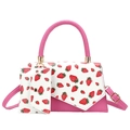 Borsa a tracolla rosa con stampa fragole, manico rotondo e mini pochette abbinata - Rosa