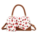 Set borsa a tracolla marrone e mini pochette con vivace stampa a fragole da donna - Marrone