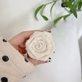 Primo piano del supporto per telefono a rosa in tessuto crema con petali stratificati - Bianco (Supporto Trasparente - Rosa Arrotolata)