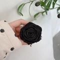 Dettaglio della rosa in tessuto nero a più strati per supporto telefono con bordi sfrangiati - Nero (Supporto Trasparente - Rosa Arrotolata)