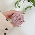 Dettaglio del supporto per telefono a forma di rosa rosa antico con trama in tessuto - Rosa (Supporto Trasparente - Rosa Arrotolata)