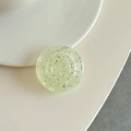 Primer plano de un soporte para móvil verde claro con purpurina brillante en el interior - verde claro