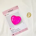 Dettaglio del supporto per telefono a forma di cuore rosa lucido su carta espositiva - Rosa Rossa