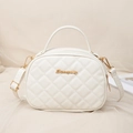 Borsa a tracolla trapuntata bianco crema con logo dorato e tracolla elegante - Bianco