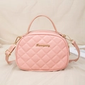 Borsa a mano rosa trapuntata con logo dorato e tracolla elegante per donna - Rosa