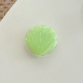 Detalle macro del soporte de móvil en forma de concha verde menta con purpurina 3D - Verde fruta