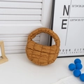 Détail du sac nuage matelassé caramel en nylon rembourré doux avec une forme de croissant - Couleur caramel