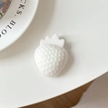 Vista macro del supporto per telefono a fragola bianca 3D con trama di semi realistica - Bianco (Perla Bianca)