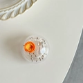 Nahaufnahme der Handyhalterung mit Miniatur-Eierkuchen und Besteck in einer klaren Kuppel - Transparenter Griptok-Eiertarte