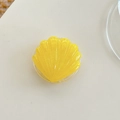 Vista de detalle del soporte para móvil con forma de concha amarilla en resina brillante - Amarillo