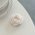 Detailweergave van een crème stoffen 3D roos telefoonhouder met een fijne textuur en logo - Magnetische Witte Roos (gift magnetisch-gerolde roos-wit)
