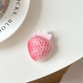Vista macro del supporto per telefono a fragola 3D con sfumatura realistica e texture - Gradiente Rosa Bianco (Primo Amore)