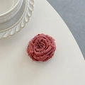 Macro-opname van vintage roze stoffen roos telefoonhouder met een transparante basis - Magnetische Bonenpasta Rode Roos (gift magnetisch-gerolde roos-bonenpasta rood)