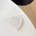 Vista ravvicinata del supporto per telefono a forma di cuore con brillantini argentati - Bianco Perlato