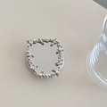 Makroaufnahme einer Handy-Halterung im Liquid-Metal-Stil mit Spiegel und pinken Steinen - Magnetisch - Lava Strass - Quadratischer Spiegel