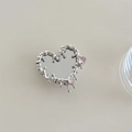Nahaufnahme der herzförmigen Handyhalterung aus Flüssigmetall mit rosa Zirkon-Inlay - Klebeständer - Lava Strass - Herzspiegel
