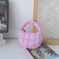 Détail du sac nuage matelassé rose avec texture à bulles et fermeture éclair argentée - Rose