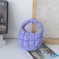 Détail du sac nuage matelassé violet clair montrant la texture et la fermeture éclair - Violet