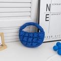 Vue détaillée du sac nuage matelassé bleu vif avec une texture de tissu plissé doux - Bleu clair