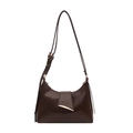 Borsa sottobraccio minimalista in pelle testa di moro con fibbia dorata e tracolla - Marrone