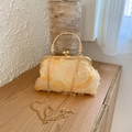 Borsa da sera con rose 3D e manico in metallo dorato su una superficie in legno minima - Giallo