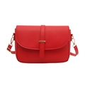 Borsa a tracolla rosso vivace in ecopelle con patta e fibbia in metallo dorato - Rosso