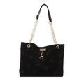Zwarte corduroy tote bag met kersenprint, gouden ketting en hertenhanger op wit decor - Zwart