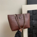 Borsa tote in pelle marrone scuro con goffratura a teschi e tracolla a catena dorata chic - Marrone
